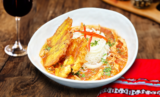 Bowl of Shredded Beef With Tomato Sauce, Rice and Sliced Crispy Plantains on Top